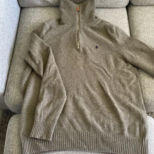 En Morris half zip  - Säljer en fet Morris half zip stickad tröja i storleken M. Köpt på Morris.se för 1100kr och säljer för 350kr. Den är skickad. Inga defekter och används cirka 5 gånger. Hör av er om ni är intresserade. 