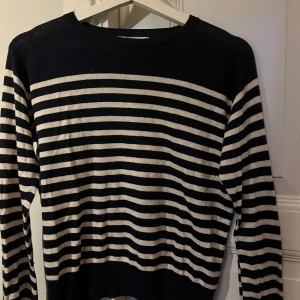 Mörkblå och vitrandig tröja från zara!💗 - Superfin tunn stickad tröja från zara. Ordinarie pris var 299 men säljer för 75💓mycket bra skick och fin till sommarn!