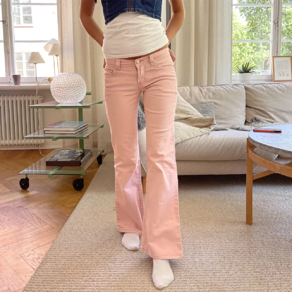 Säljer dessa Lågmidjade jeans eftersom det blivit lite för korta på mig som är 172. Det är unika och köpta här på Plick!OBS lånade bilder☺️. Jeans & Byxor.