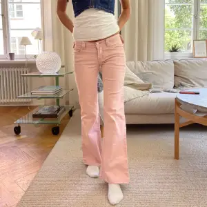 Säljer dessa Lågmidjade jeans eftersom det blivit lite för korta på mig som är 172. Det är unika och köpta här på Plick!OBS lånade bilder☺️