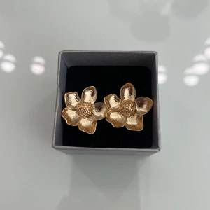 Blomörhängen  - Fina rostfria blomörhängen (aldrig använts)