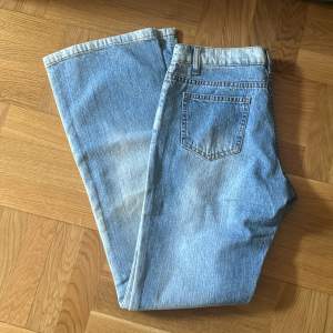 Ljusa Flare jeans med cool tvätt. Mätt: midja rakt över 38cm. Innerbenslängd 75 cm.