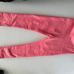 Byxor leggings  - Barnbyxor underbara mjuka använda 3 gånger som Max! I nyskick