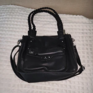 svart väska  - fin svart rymlig väska, bra skick 🩷