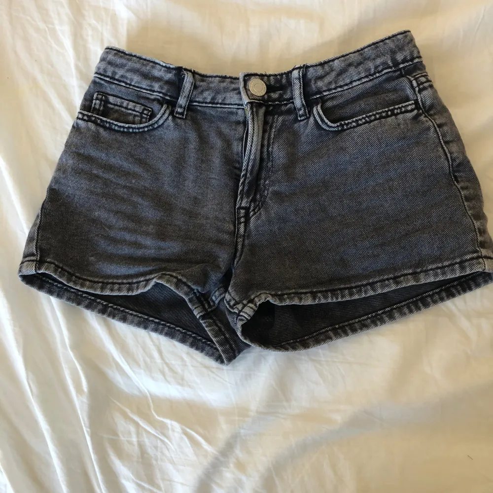 Super snygga svarta/gråa shorts från H&M. De är i storleken 146 men de passar mig som har storleken Xs/Xxs. Säljer pågrund av att de inte kommer till användning längre.. Shorts.