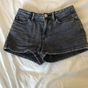 Lågmidjade shorts - Super snygga svarta/gråa shorts från H&M. De är i storleken 146 men de passar mig som har storleken Xs/Xxs. Säljer pågrund av att de inte kommer till användning längre.