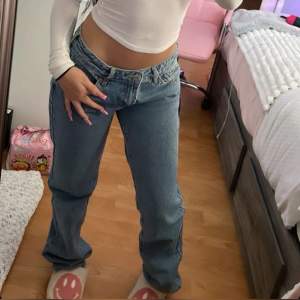 Säljer dessa low waist jeans från Gina Tricot. Är i helt ny skick, har använt dessa ett par gånger men ser helt nya ut. Pris kan diskuteras. 😊