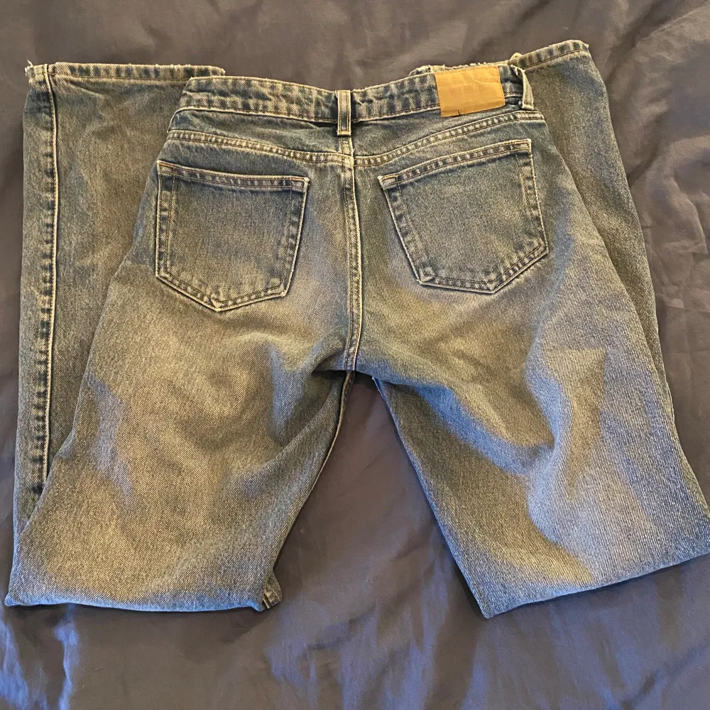 Säker dessa jättesnygga raka Weekday jeans i storlek 24/32 då de tyvärr är försmå för mig. De har en slitning där nere, se bilder men det kan man klippa bort!💗. Jeans & Byxor.