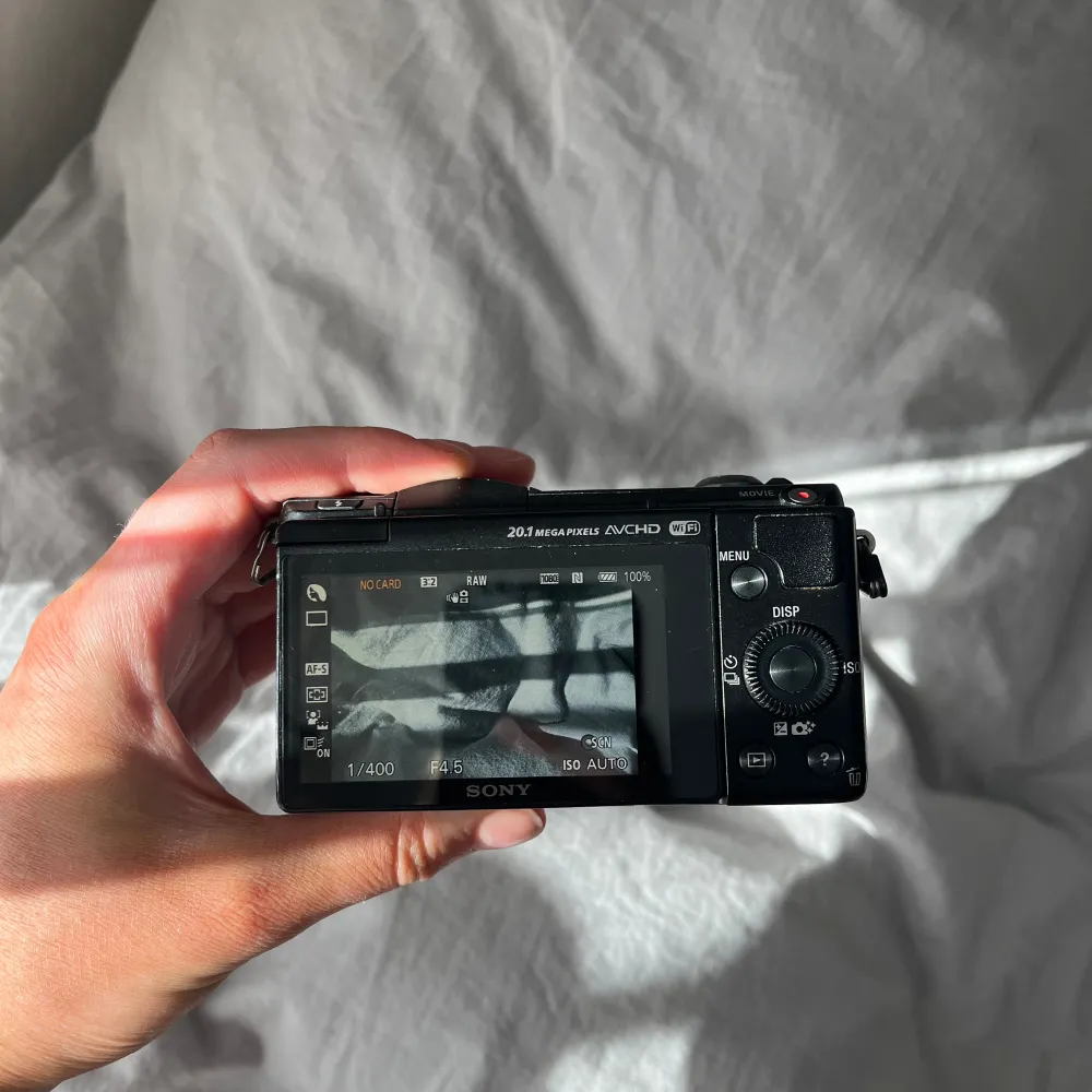 Säljer min kamera Sony a5000.  Kan användas både till foto och film. Har viewfinder som kan både fällas upp och användas nerfällt, se bilder.  Ingår: Kamera, kameralins, linsskydd, kameraväska med band och laddare.   Nypris 3500kr, bra skick 🙌🏼💕. Övrigt.