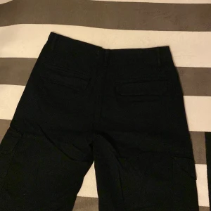 Cargo byxor - Cargo byxor ifrån Zara med 2 fickor på baksidan och 2 fickor vid låren. Helt nya , man kan känna det på materialet. För stora. Nypris Ca 400 