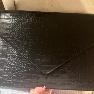 Datorfodral - Svart datorfodral i ormskinn, bra skick😊