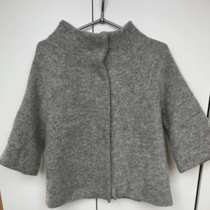 Trekvartsärm kappa Grå - Säljer denna trekvartsärms kappa i nyskick. Storlek 36/38, grå i ylle.  Den är väldigt lätt i material, kan alltså användas under sommarkvällar☀️! (Skriv för bilder på)  