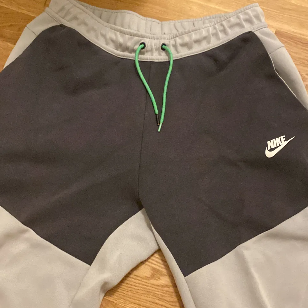 Unika Nike tech mjukis byxor i mycket fint skick! Skulle säga skick:8/10. . Jeans & Byxor.