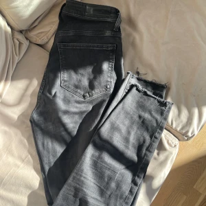 Peachy jeans - Jeans från Bik Bok i modellen Peachy. Fint skick då de är sparsamt använda. Högmidjade, ankellängd och öppna vid knäna!