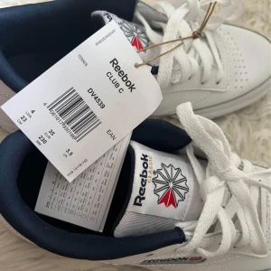 Skor storlek 35 - Oanvänd, helt nya snicker.  Skor Reebok storlek 35 