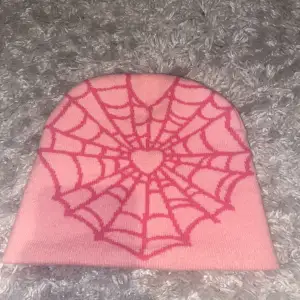Jättesöt rosa mössa som ger mig spiderman vibes! Kontakta för mer info💓