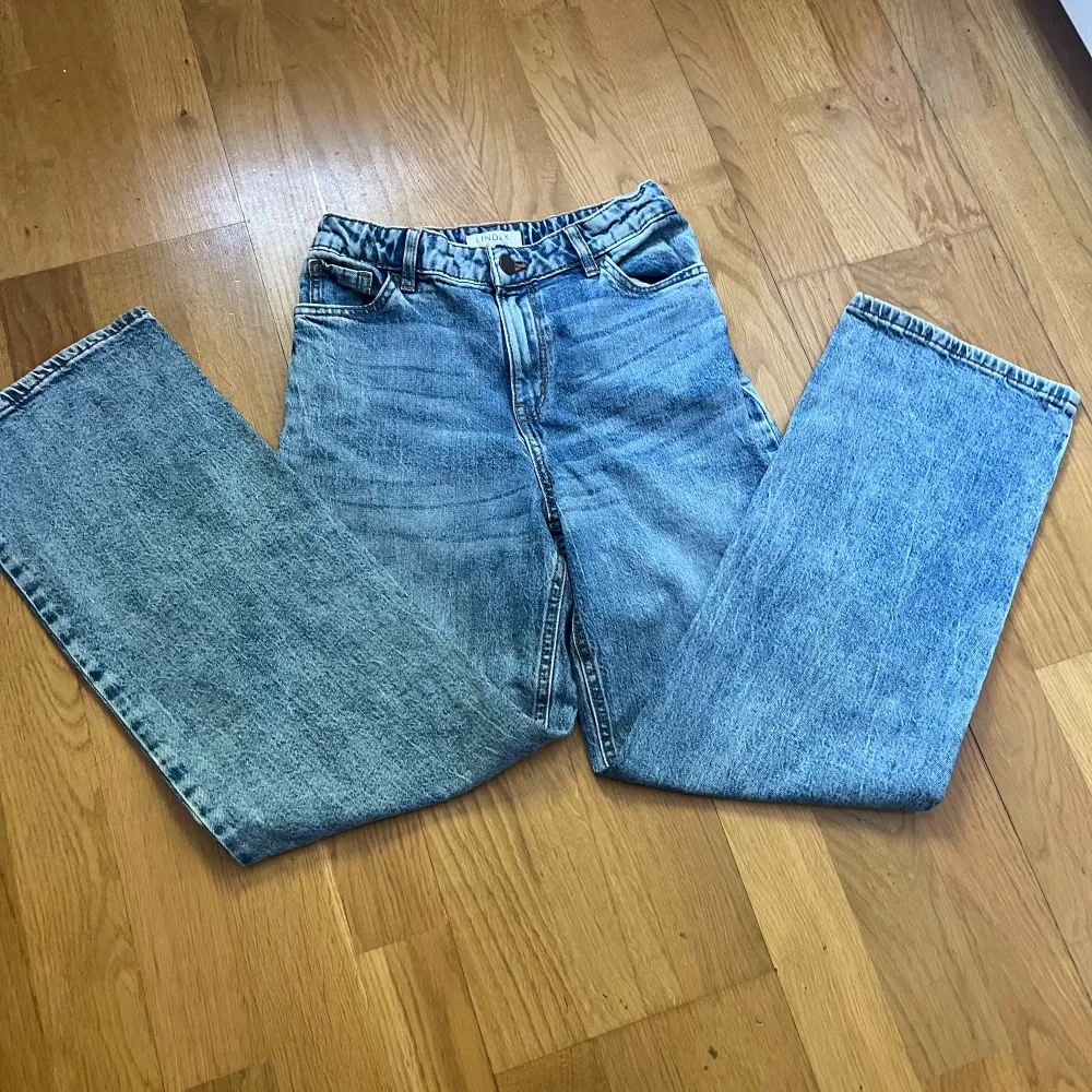 Det är ett par blåa jeans från Lindex i storlek 146. Köpt för 499 men säljer för 59kr (pris kan diskuteras) Ny skick, använt ett fåtal gånger. Jeans & Byxor.