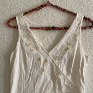 Otroligt linne! - Ett helt otroligt fint linne med broderier! Superfint tyg och dragkedja på sidan, tyvärr för tajt för mig