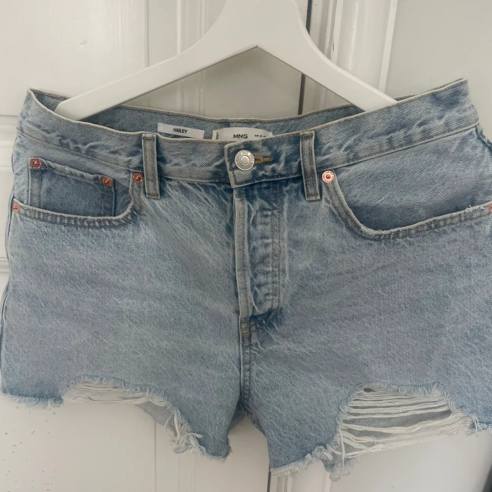 Jättefina jeans shorts från Mango. Låg midja och väldigt bra skick men säljer pga de är för stora.💗skriv om du undrar något❤️‍🔥❤️‍🔥. Shorts.