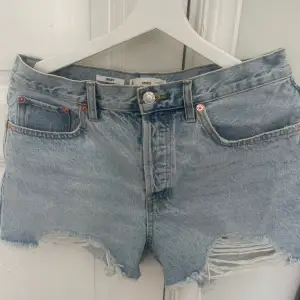 Jättefina jeans shorts från Mango. Låg midja och väldigt bra skick men säljer pga de är för stora.💗skriv om du undrar något❤️‍🔥❤️‍🔥
