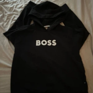 Boss hoodie svart - Säljer nu min Boss hoodie då den inte använts, helt oanvänd (ord pris 1525kr)