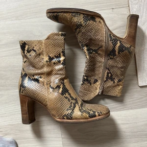 Ormskinn läder klack stövletter  -  Super snygga klack stövletter i äkta ormskinn! Jättefina i färgen och mönstret💋 Jättebra skick!