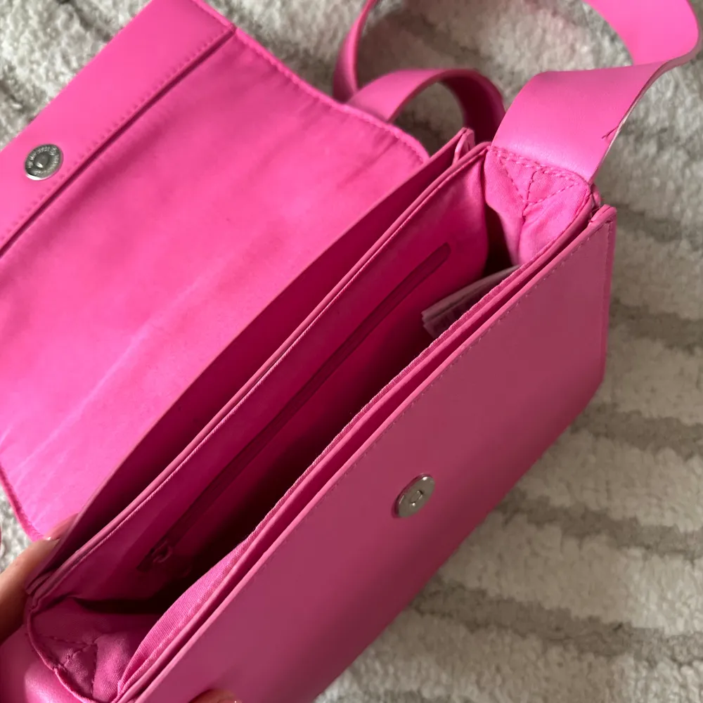 Jättefin rosa väska från Lindex i bra skick! Använd några enstaka gånger, finns dock en liten mörk fläck på väskans baksida (bild 4) men det är inget man tänker på🩷. Väskor.