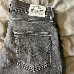 Säljer nu ett par riktigt snygga replay jeans i storleken 14Year / 158cm Modellen på första bilden är 164cm och väger 47kg Skick är 9/10 som nya  Skriv vid minsta fundering