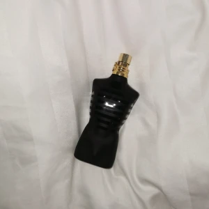 Jean Paul gaultier Le male le parfum - 75ml, ungefär 65-60ml består, kommer med kvitto och förpackningen, riktigt bra kompliment getter med en fin doft av kardemumma och amber, pris kan diskutera och hesitera inte att fråga något