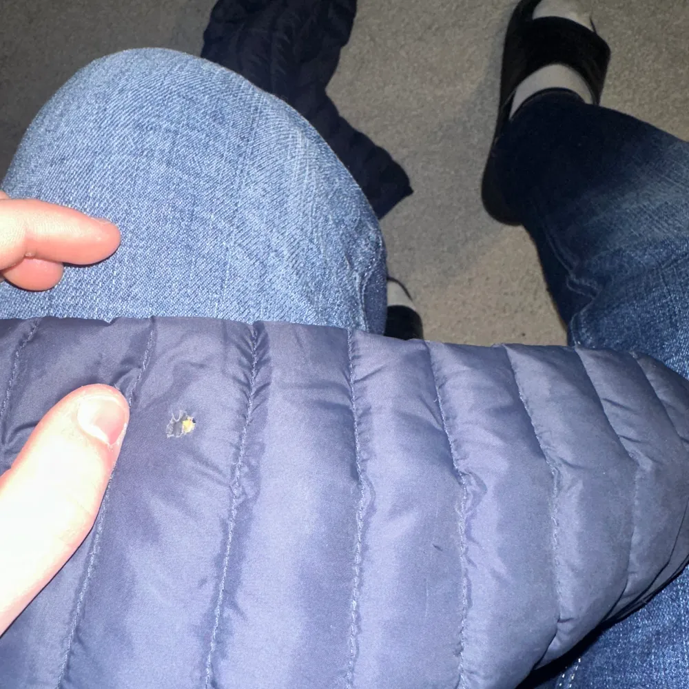 Säljer nu min colmar jacka som är i helt okej skick. Den har ett litet hål på armen som syns på andra bilden. Skriv för mer bilder💯. Jackor.