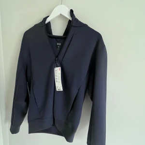 Uniqlo Zip Hoodie  - Helt oanvänd. Köptes hösten 2023.  Sitter bra på mig som är 172cm. Skick 10/10. Köptes för 599kr (har ej original kvittot). Mitt pris 295kr. Priset är inte skrivit i sten. ;)
