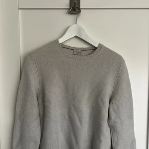 Rose & Born tröja - Säljer en Rose & Born tröja i size S. Liten i storleken.