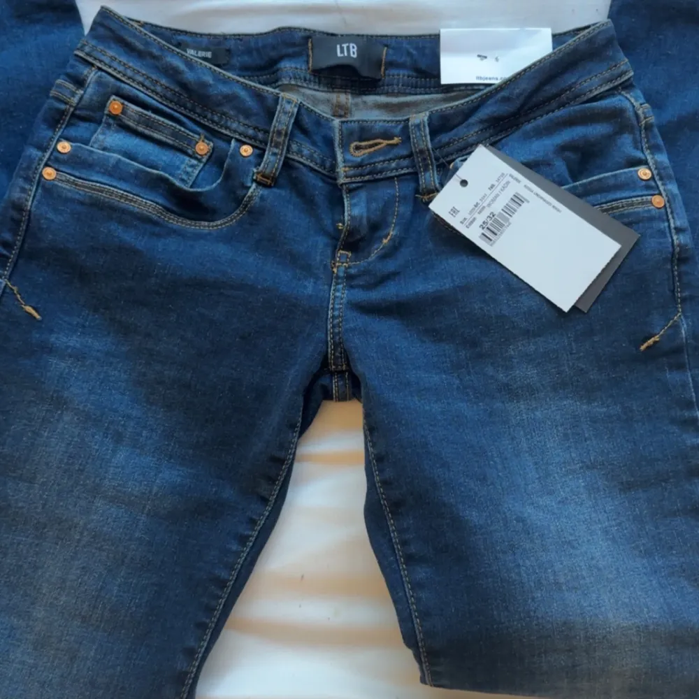 Säljer ett par helt nya LTB jeans i färgen blå denim, modell Valerie & storlek 25/32. Oanvända, säljer pga tyvärr för korta i längden!  Nypris 1139kr säljer för 900kr Skriv för frågor eller fler bilder 💙💙💙 . Jeans & Byxor.