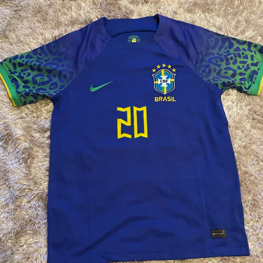 Säljer nu denna super snygga Brasilien tröja med Vini Jr på ryggen! Tröjan är helt oanvända och passar storlek M! Skriv privat om det finns några frågor.🤗. T-shirts.