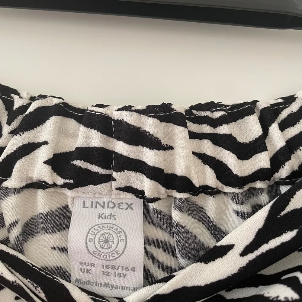 En zebra randig kjol med en volang, ifrån Lindex i storlek 158/164 (passar mig som har xs/s). Kommer ej till användning längre tyvärr, och inte använd många gånger, så i bra skick! 💓💗💘. Kjolar.