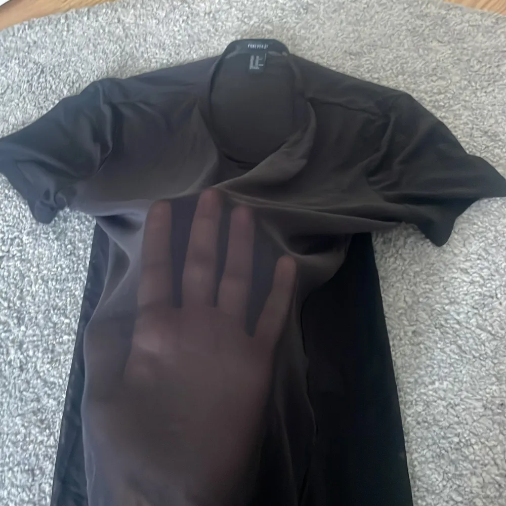svart genomskinlig tröja i okej skick, storlek XS. Köptes för 169 säljes för 75 kr. T-shirts.