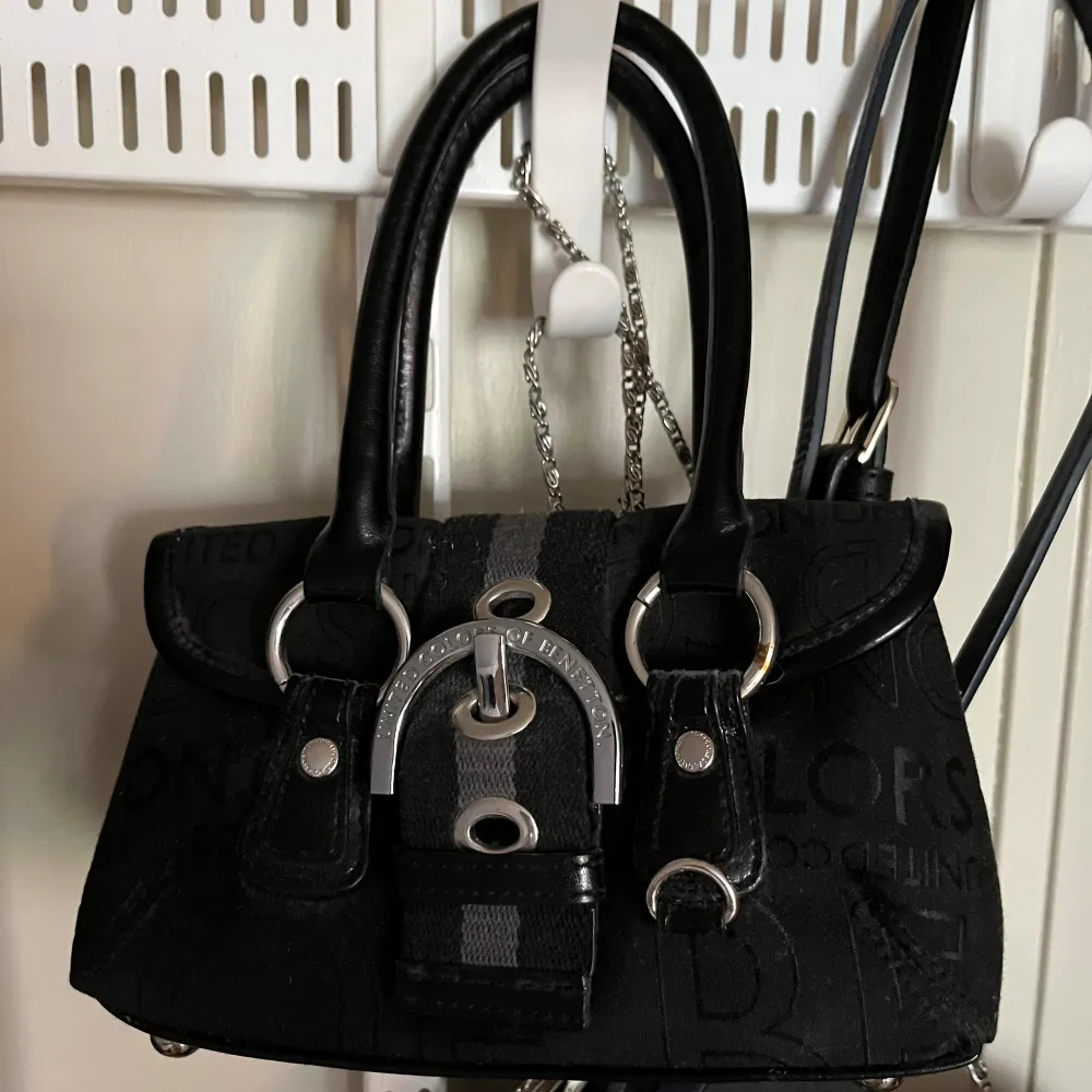 Liten handväska med en del söta detaljer från märket United colors of benetton modell Linea OY9, Finns ett innerfack med dragkedja. 80kr  Köparen står för frakten💕. Väskor.