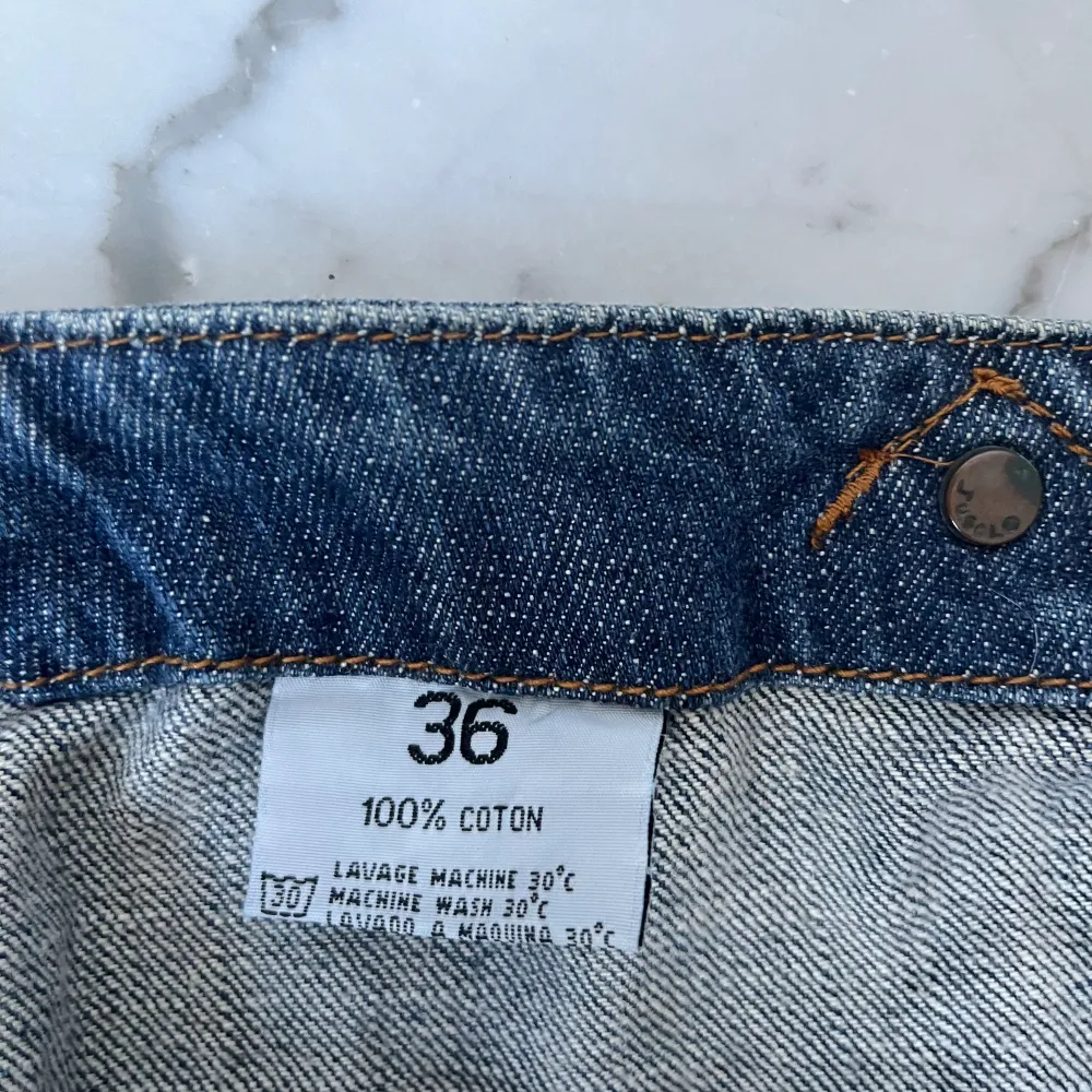lågmidjad jeanskjol i y2k stil🤎Midjemått: 38 cm 🤎Längd: 25 cm🤎Bredd nere: 46 cm🤎HAR EJ BILDER PÅ. Kjolar.