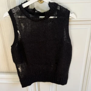 Top  - Superfin tunt stickad topp med slitna detaljer. Aldrig använd🩷🩷