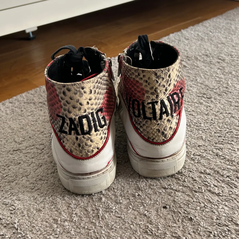 Ascoola och unika zadigskor! Använda ett fåtal gånger, säljer för att jag behöver pengar. Nypris 1500kr. Kengät.