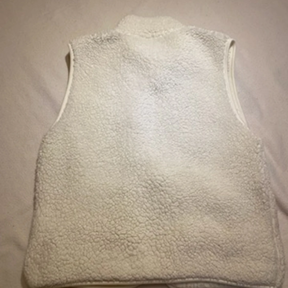 Vit lurvig flisväst - 90