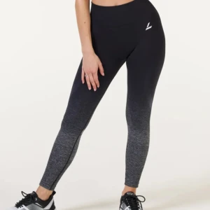 FAMME träningstights scrunch - FAMME träningstights i ombre med scrunch. Storlek m. Aldrig använda. Nypris ca 550