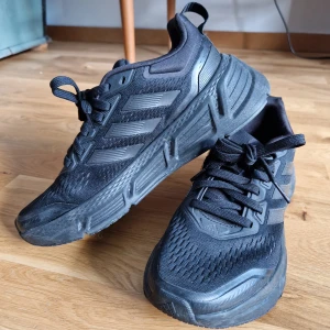 Adidas sneakers  - Adidas sneakers. Storlek 38 ⅔. Mycket lite använda pga fel storlek, som nya! 