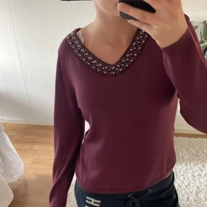 Fin tröja - Jätte söt vinröd tröja 
