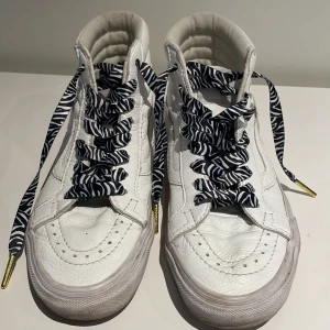 Vans - Storlek 36.5 dock andra skosnören. Andväna men i bra skick.