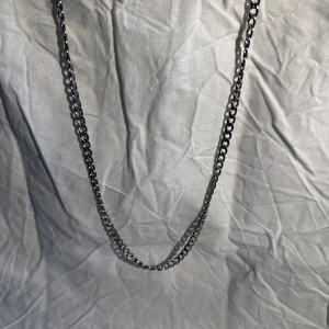 Ett silver halsband - 5874196310 en snygg accessoar 