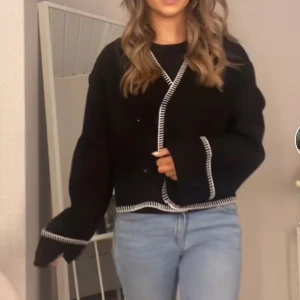 Gina jacka/kofta - Snygg kofta/jacka från gina. Kommer inte till användning tyvärr och i nyskick då jag använt den endast runt 3 ggr. Nypris är 500kr💓 Storlek XS. Funkar nog för S med