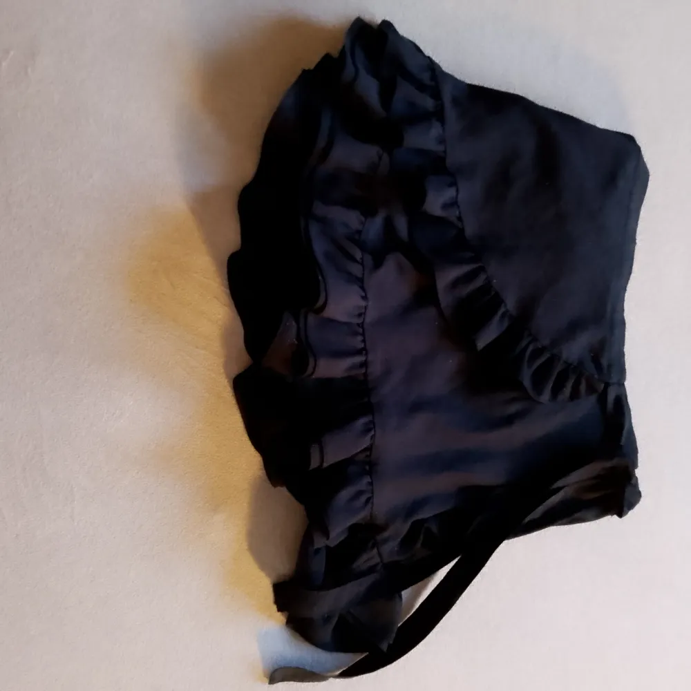 Det här är en kjol fast med byxor under så det blir som en shorts och en kjol i ett som är  svarta och väldigt bekväma. Kjolar.