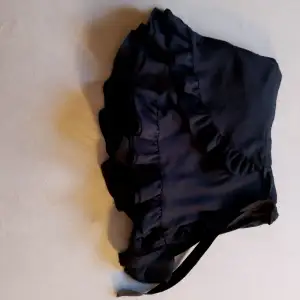 Det här är en kjol fast med byxor under så det blir som en shorts och en kjol i ett som är  svarta och väldigt bekväma