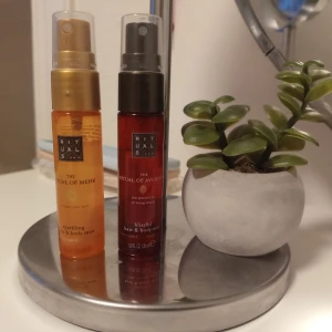 Rituals mist - Säljer två stycken rituals hair/body mist. Lukterna är sweet orange & cedar wood, och den andra lukten är Indian rose & sweet almond oil. Ni ser hur mycket det är kvar på bilden! Ursprungligen 20ml i varje! Säljer båda för 70kr + frakt! 